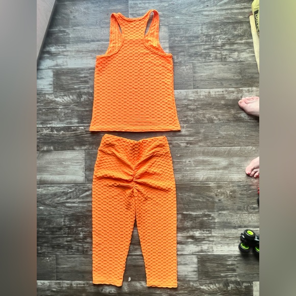 Honeycomb Scrunch Booty 3/4 length neon orange high rise leggings & tank top set - Picture 5 of 15
